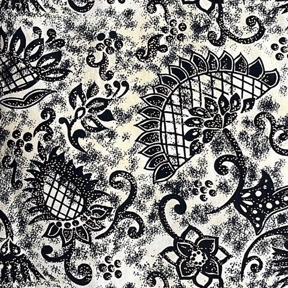 NWOT Spenser Jeremy Black Cream 100% Silk Short Sleeve Blouse - Size Medium - Picture 3 of 13